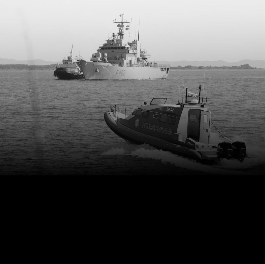 T&euml; prangosur, t&euml; futur n&euml; kafaz, t&euml; flakur tutje: kjo