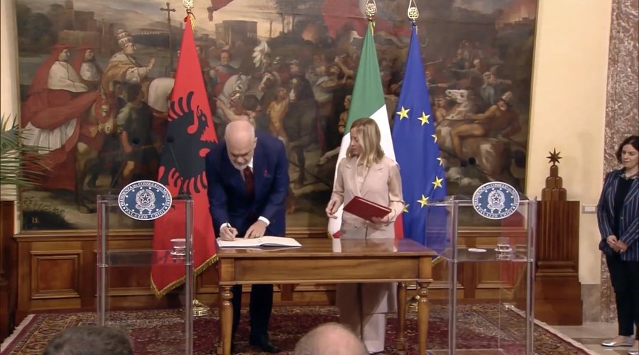 T&euml; prangosur, t&euml; futur n&euml; kafaz, t&euml; flakur tutje: kjo