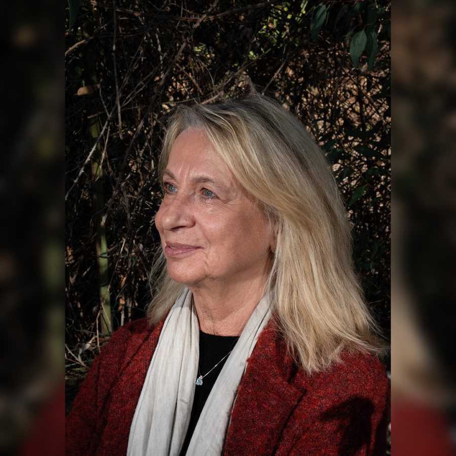 T&euml; prangosur, t&euml; futur n&euml; kafaz, t&euml; flakur tutje: kjo