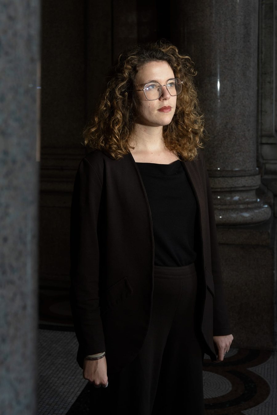 T&euml; prangosur, t&euml; futur n&euml; kafaz, t&euml; flakur tutje: kjo