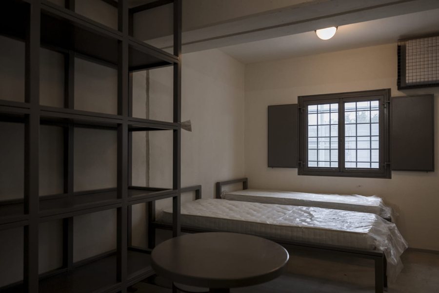 T&euml; prangosur, t&euml; futur n&euml; kafaz, t&euml; flakur tutje: kjo