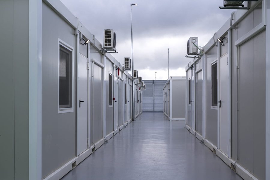 T&euml; prangosur, t&euml; futur n&euml; kafaz, t&euml; flakur tutje: kjo