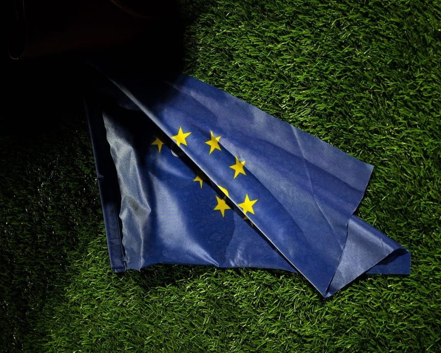 T&euml; prangosur, t&euml; futur n&euml; kafaz, t&euml; flakur tutje: kjo