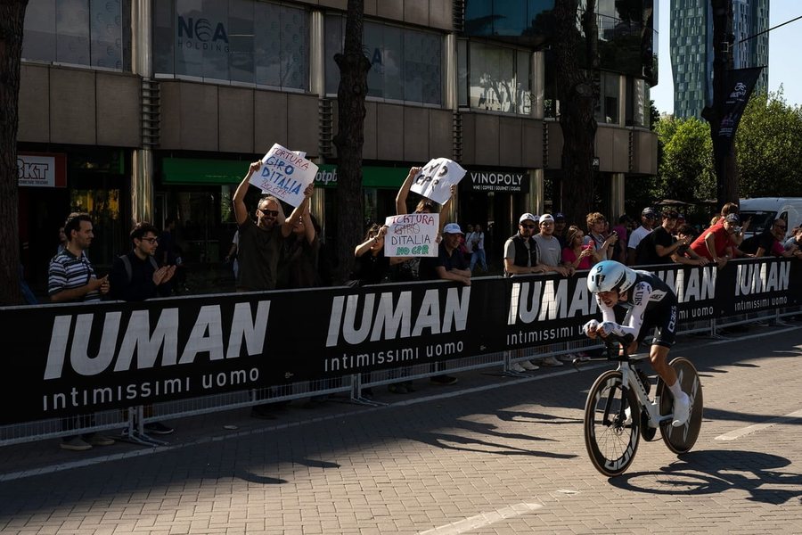 T&euml; prangosur, t&euml; futur n&euml; kafaz, t&euml; flakur tutje: kjo