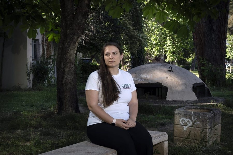 T&euml; prangosur, t&euml; futur n&euml; kafaz, t&euml; flakur tutje: kjo