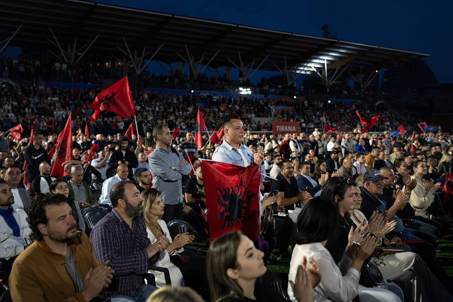 T&euml; prangosur, t&euml; futur n&euml; kafaz, t&euml; flakur tutje: kjo