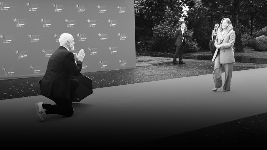 T&euml; prangosur, t&euml; futur n&euml; kafaz, t&euml; flakur tutje: kjo