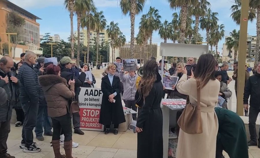 Banor&euml;t e Durr&euml;sit protestojn&euml; s&euml;rish kund&euml;r Projektit