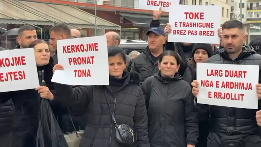 Banor&euml;t e Baks-Rjollit protest&euml; te Prokuroria dhe Bashkis&euml;