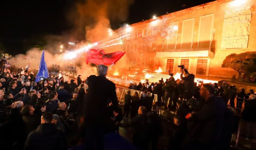 Protesta e opozit&euml;s &ldquo;paralizon&rdquo; Tiran&euml;n, Policia njofton
