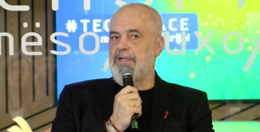 Rama v&euml; kuj&euml;n p&euml;r Mirlinda Kar&ccedil;anajn: Vinte e para dhe