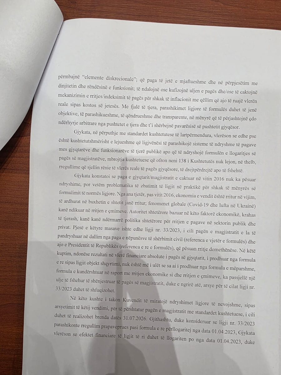 Gjykata Kushtetuese pranon pjes&euml;risht k&euml;rkes&euml;n p&euml;r pagat e