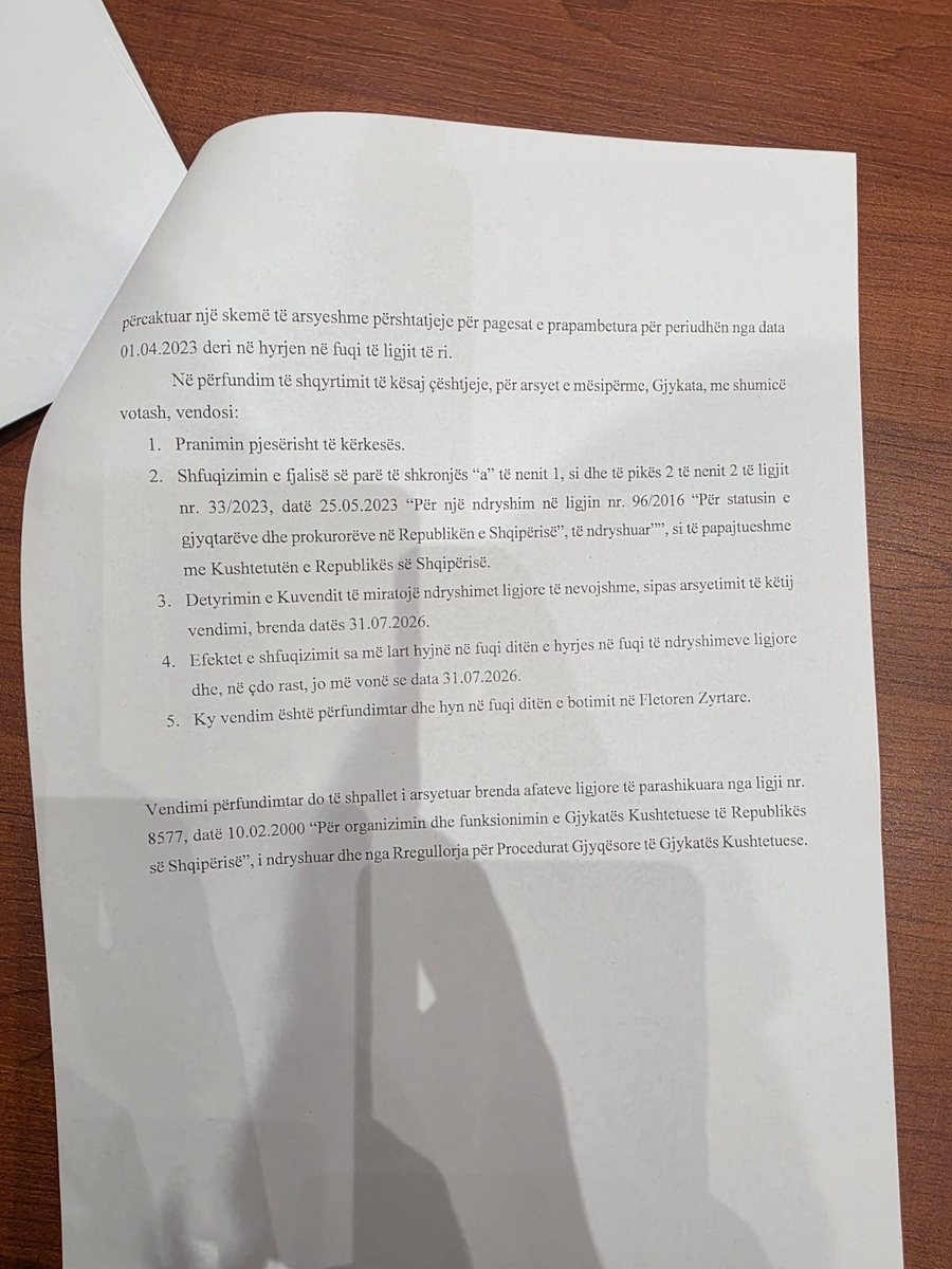 Gjykata Kushtetuese pranon pjes&euml;risht k&euml;rkes&euml;n p&euml;r pagat e