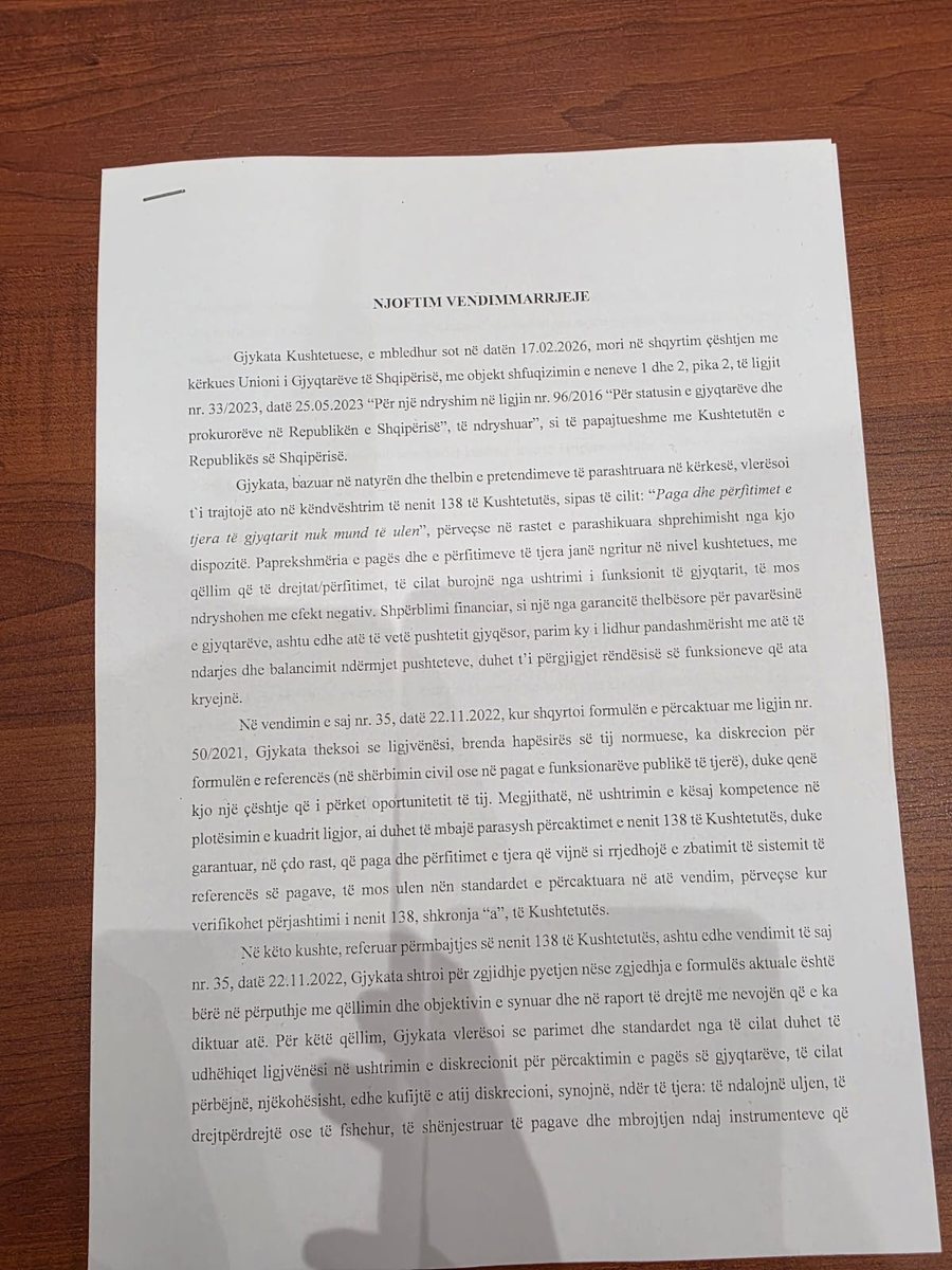 Gjykata Kushtetuese pranon pjes&euml;risht k&euml;rkes&euml;n p&euml;r pagat e