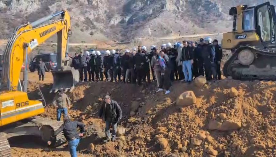 Banor&euml;t e Rrjollit s&euml;rish n&euml; protest&euml;, dy persona