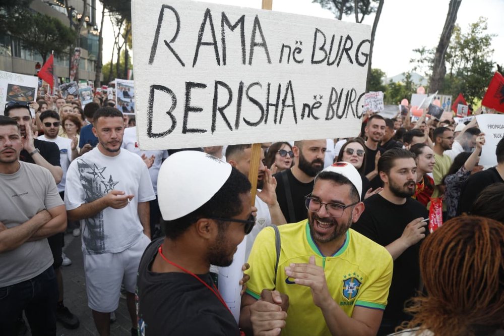 &ldquo;Lufta hibride&rdquo; si alibi e qeveris&euml; p&euml;r kriz&euml;n e