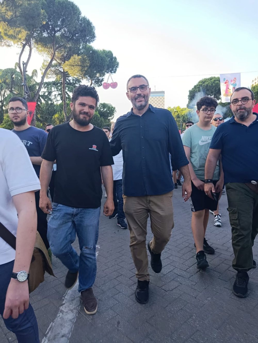 Arlind Qori fton qytetar&euml;t n&euml; protest&euml; me nj&euml; manifest