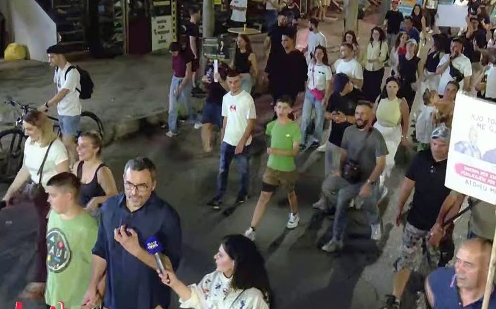 Qori k&euml;rkon m&euml; pak fjal&euml; nga politikan&euml;t, nd&euml;rsa mbetet