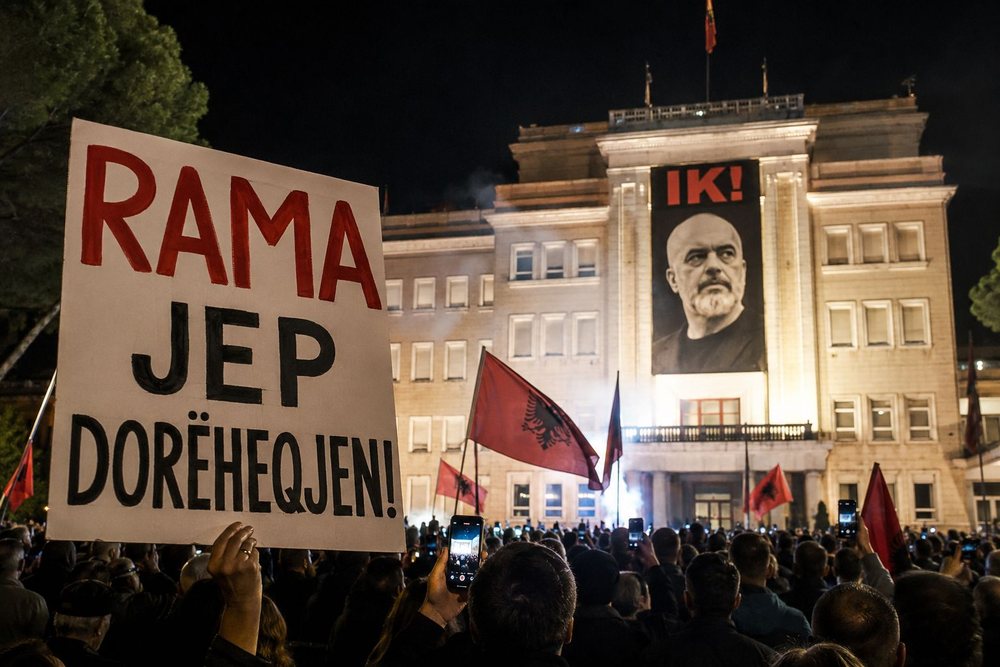 Kur komunikimi b&euml;het kriz&euml;, Rama p&euml;rball&euml; protest&euml;s