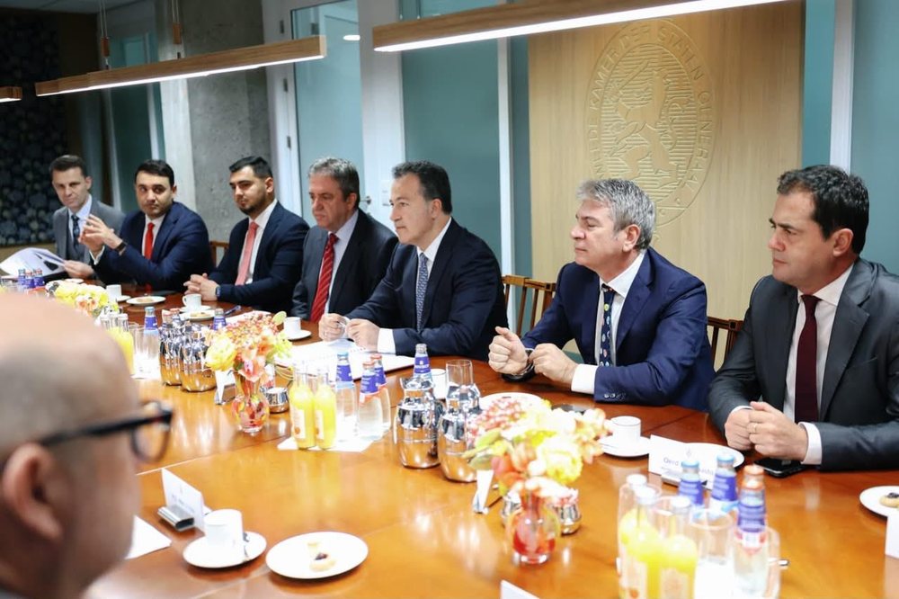 N&euml; krah t&euml; Niko Peleshit nga Holanda. Belind K&euml;lli&ccedil;i i del