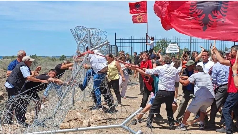 Banor&euml;t e Rrjollit paralajm&euml;rojn&euml; protest&euml; nes&euml;r, Gener