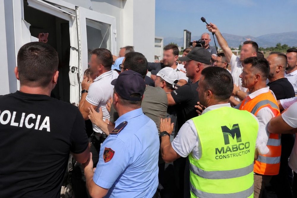P&euml;rplasje n&euml; Aeroportin e Vlor&euml;s/ Punonj&euml;sit e Pacollit