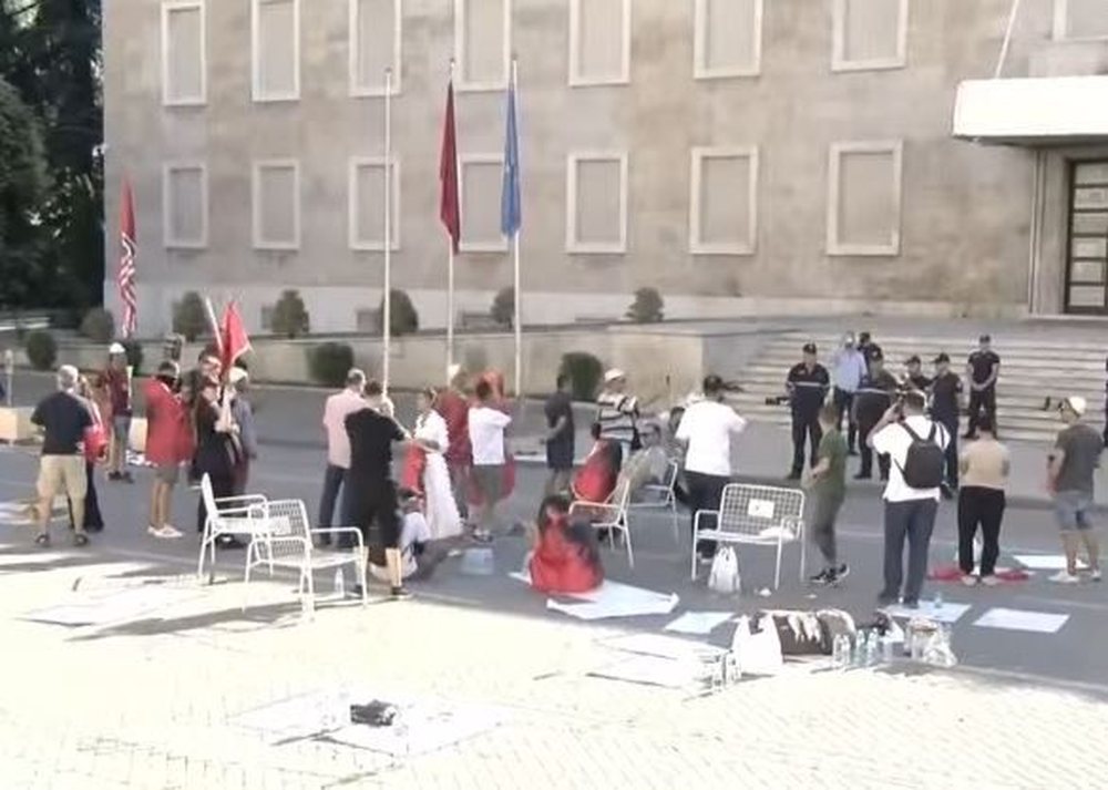 Kaluan nat&euml;n para Kryeministris&euml;, policia u k&euml;rkon t&euml;