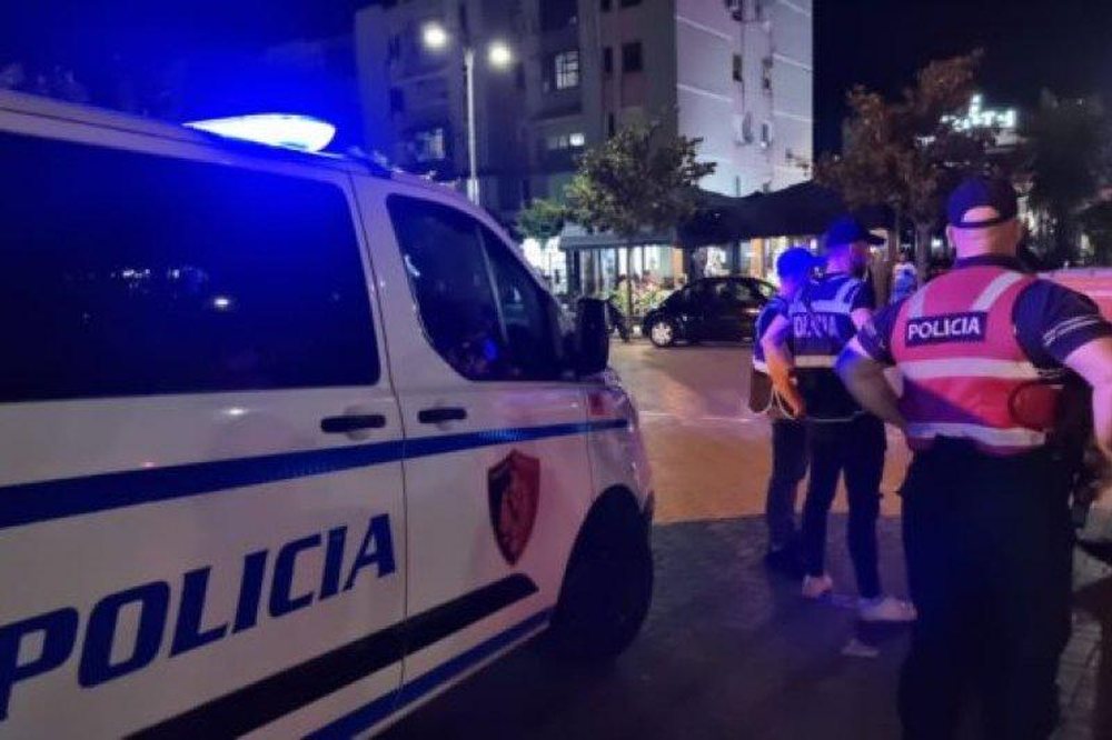 T&euml; sht&euml;na me arm&euml; zjarri drejt nj&euml; servisi celular&euml;sh