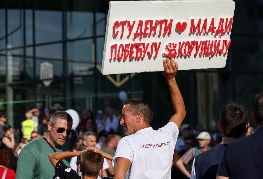 Mij&euml;ra protestues n&euml; Novi Sad k&euml;rkojn&euml; zgjedhje t&euml;