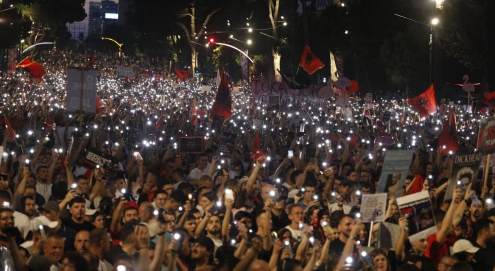 Vijon protesta n&euml; Tiran&euml;, protestuesit marshojn&euml; n&euml; akset