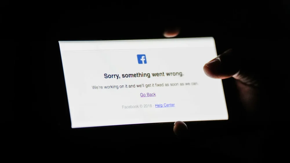&ldquo;Kaos&rdquo; global me rrjetet sociale, bien faqet e Facebook dhe