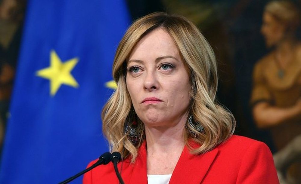 Meloni kund&euml;r ndalimit t&euml; rrjeteve sociale p&euml;r adoleshent&euml;t: