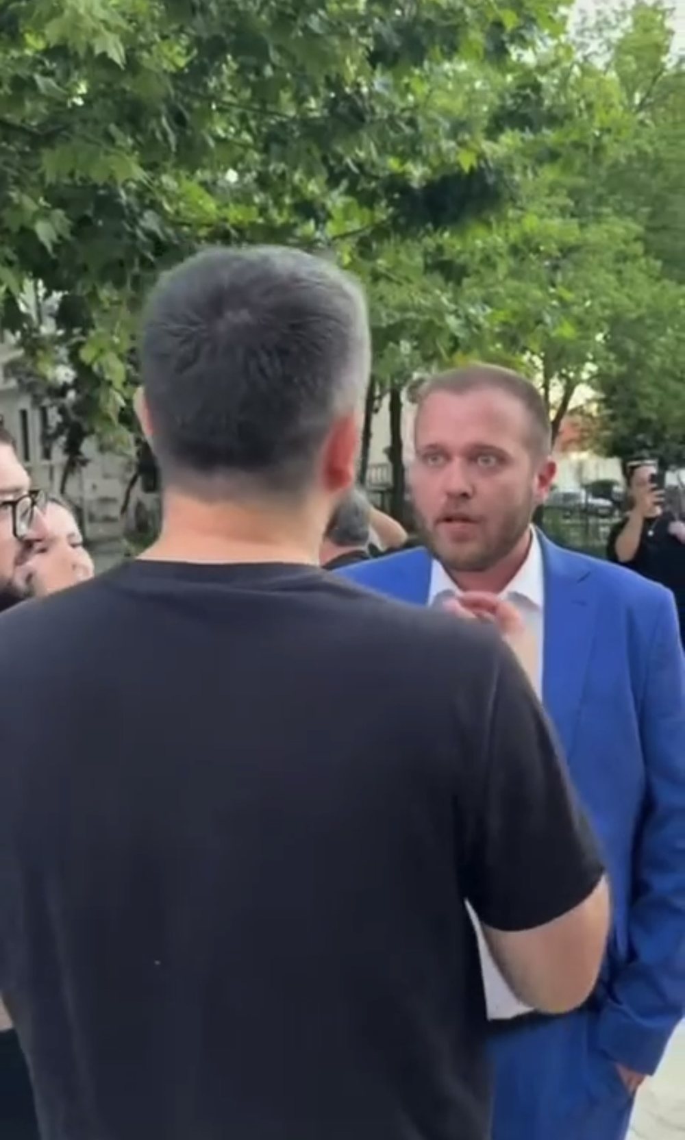 Ardit Bido p&euml;rballet me protestuesit para Parlamentit, nd&euml;rhyn policia