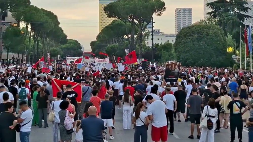 Protesta n&euml; dit&euml;n e 20 n&euml; Tiran&euml;, qytetar&euml;t