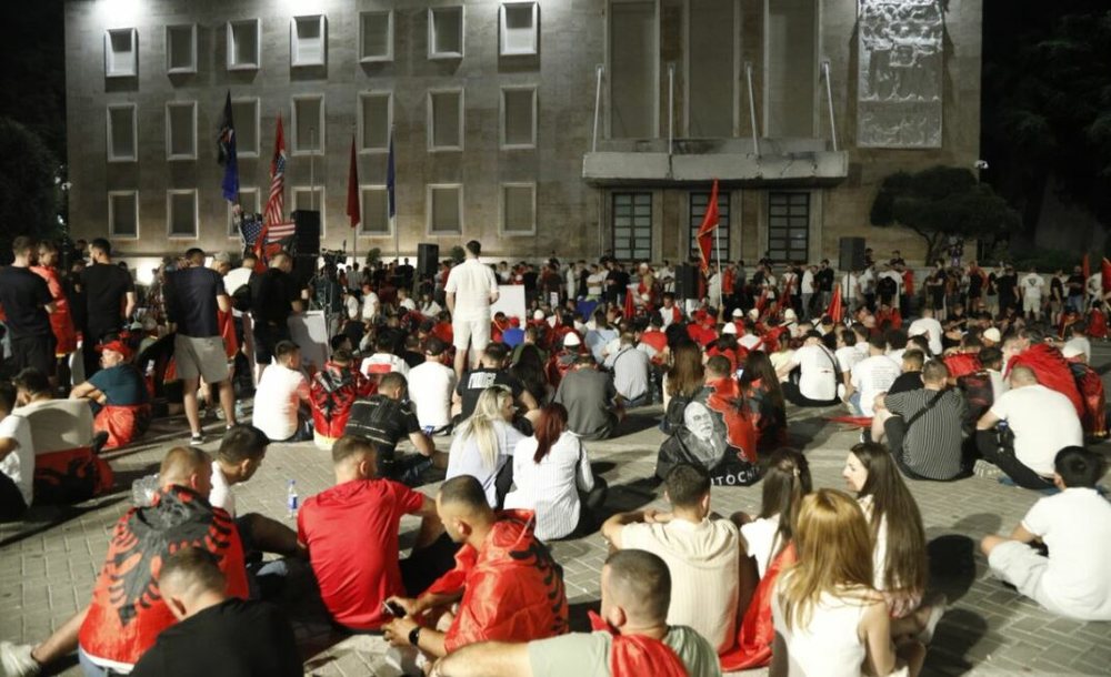 Protestuesit kalojn&euml; nat&euml;n para Kryeministris&euml;, vijojn&euml;