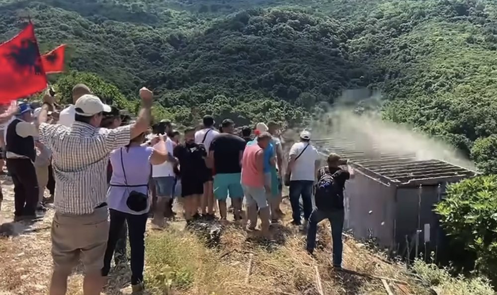 Banor&euml;t protestojn&euml; n&euml; Kakome, heqin rrethimet dhe