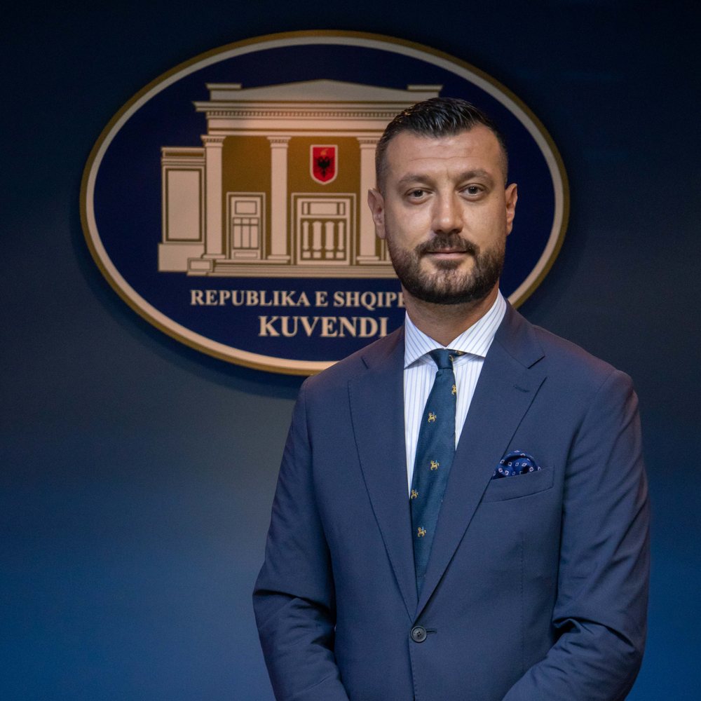 &ldquo;Keni alternativ&euml;? Hajde bujrum&rdquo;, deputeti i PS-s&euml; Admir
