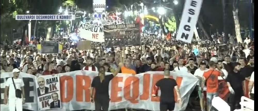 Dita e 25-t&euml; e protest&euml;s, qytetar&euml;t marshojn&euml; s&euml;rish:
