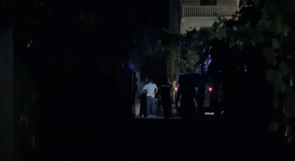 T&euml; sht&euml;na me arm&euml; zjarri n&euml; Shkod&euml;r, policia rrethon