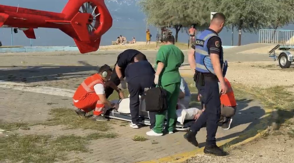 Pogradec/ Burri dhunon bashk&euml;shorten me bastun, e moshuara niset me