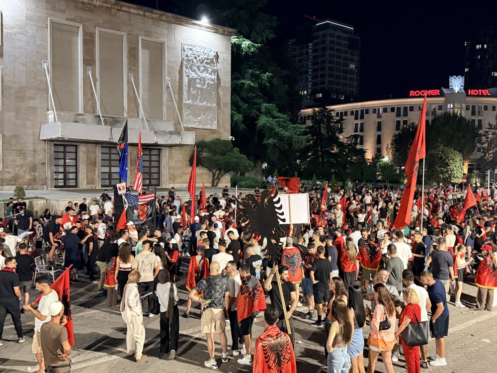 Diaspora dhe protestuesit vendosin t&euml; kalojn&euml; nat&euml;n para