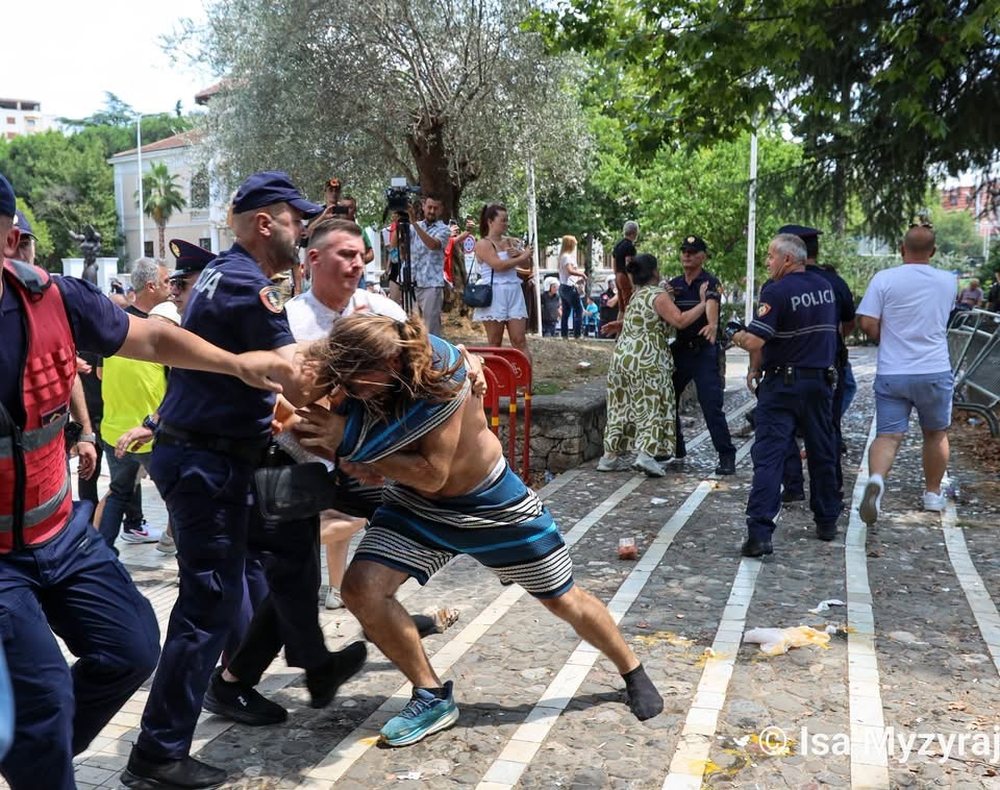 Lirohen 5 protestuesit e ndaluar, nj&euml;ri p&euml;rfundon n&euml; spital;