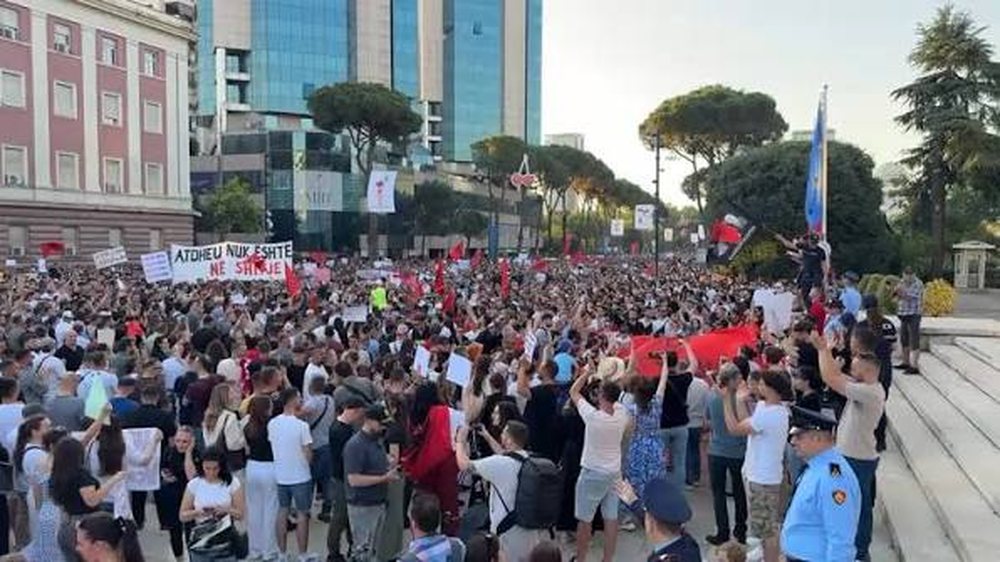 Protestuesit lajm&euml;rojn&euml; protest&euml;n e kat&euml;rt, Policia bllokon