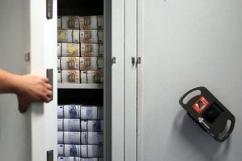 Skandal n&euml; bank&euml;/ 11 punonj&euml;s dyshohet se vodh&euml;n mbi 400