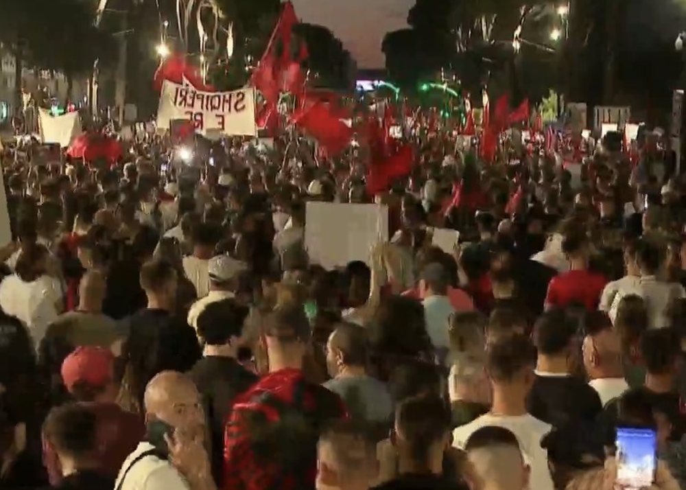 Protesta hyn n&euml; dit&euml;n e 14-t&euml;, p&euml;rs&euml;riten thirrjet