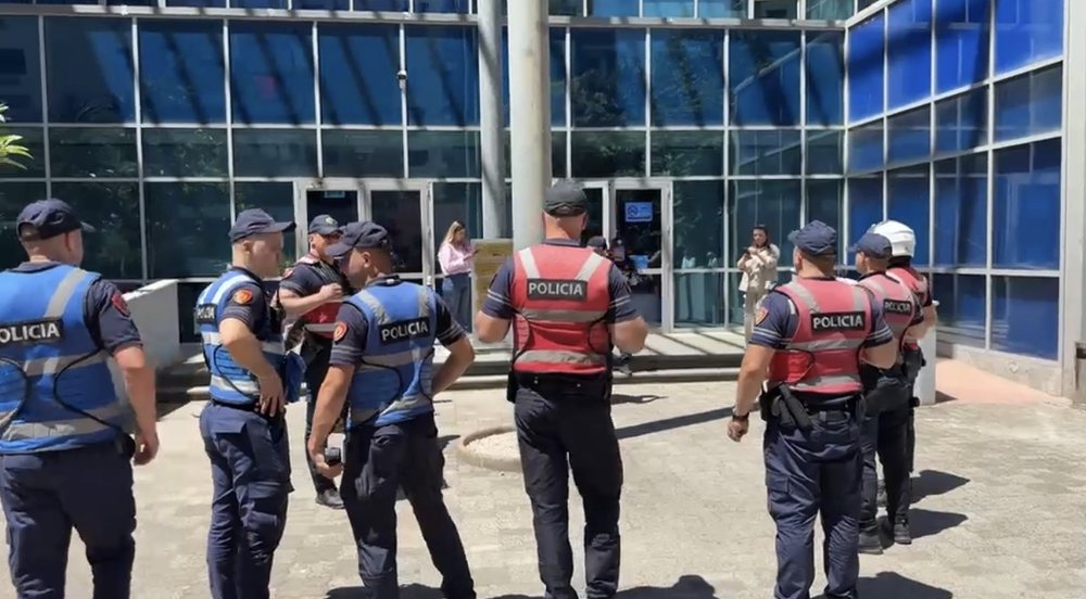 P&euml;rleshje mes t&euml; pandehurve n&euml; sall&euml;n e GJKKO-s&euml;,