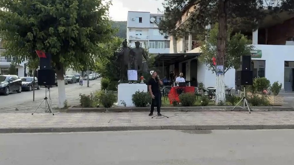 I vet&euml;m n&euml; shesh, qytetari mban protest&euml;n m&euml; t&euml;