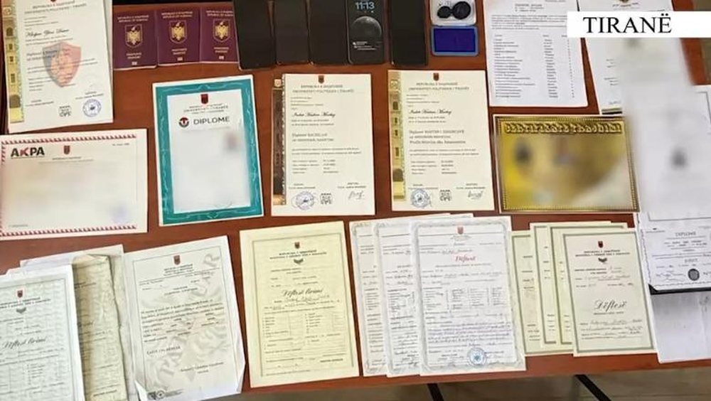 Laborator falsifikimi dokumentesh n&euml; Rrushkull, arrestohen bab&euml; e bir