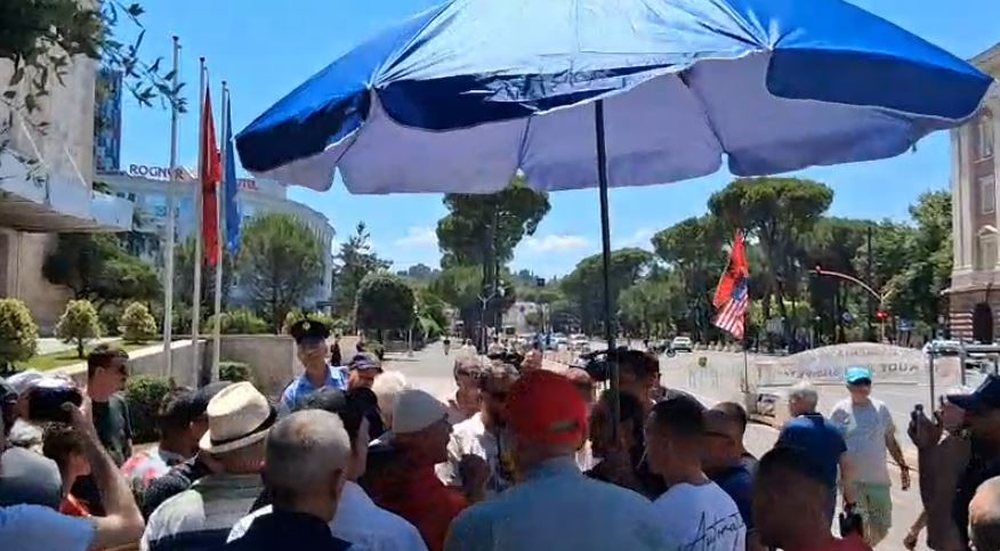 Protestuesit kalojn&euml; nat&euml;n para Kryeministris&euml;,