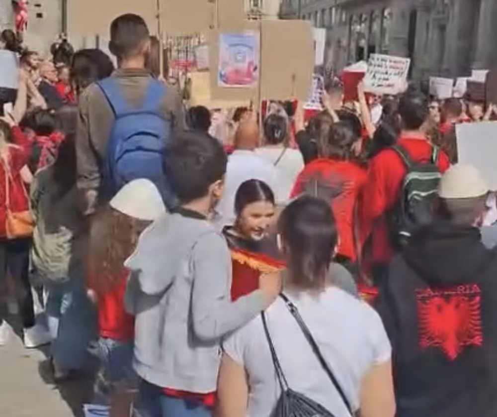 Shqiptar&euml;t n&euml; Milano protestojn&euml; para Konsullat&euml;s, thirrje